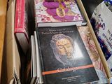 de nombreux livres dans une boîte posée sur la table