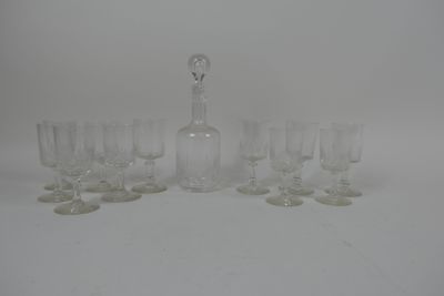 Un carafon et sept petits verres en cristal taillé.