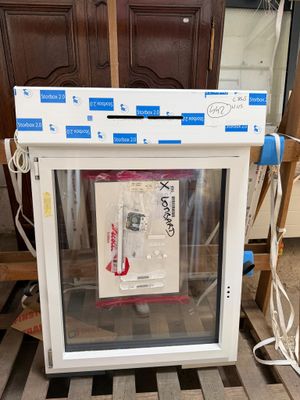 une photo d'un réfrigérateur en cours d'installation