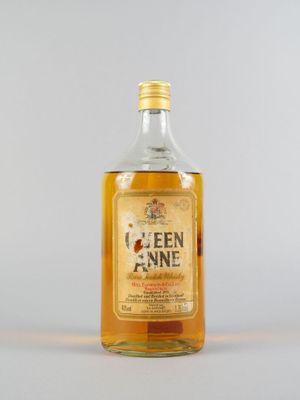 une photo d'une bouteille de gin posée sur une table