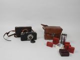 deux appareils photo et un étui posés sur une surface blanche
