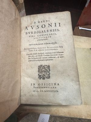 un vieux livre posé sur une table, à côté d'une vitrine
