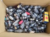 une boîte en carton remplie de nombreuses bouteilles de toutes sortes