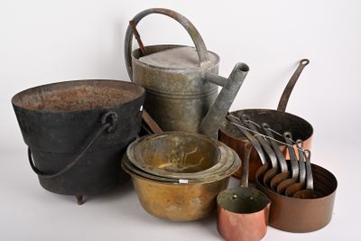 de nombreuses casseroles et poêles posées sur une table