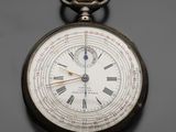 une montre de poche dont le cadran est orné de chiffres romains