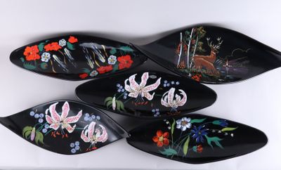 quatre cuillères noires ornées de fleurs et d'oiseaux peints