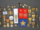 de nombreuses médailles militaires posées sur une table