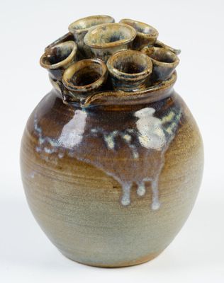 un vase marron contenant un tas de pièces de monnaie