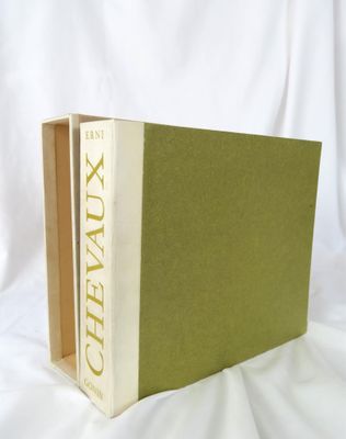 une image représentant un livre posé sur un drap blanc