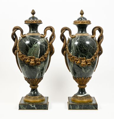 deux vases posés côte à côte sur une surface blanche