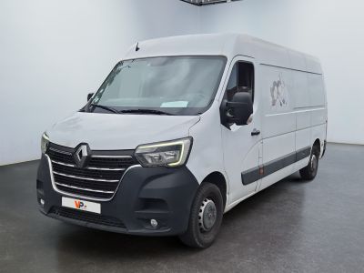 la photo d'une camionnette blanche garée dans une pièce