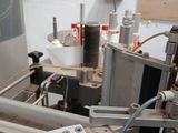 une photo d'une machine en train de travailler sur une feuille de papier