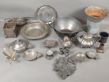 beaucoup d'objets en argent qui se trouvent sur la table