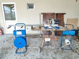 une table sur laquelle est posée une scie, au milieu d'une pièce