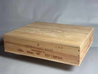 l'image d'une boîte en bois sur laquelle figure un logo
