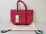un gros plan d'un sac rouge muni d'une étiquette