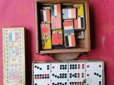 une boîte de dominos et une boîte de cartes posées sur une table