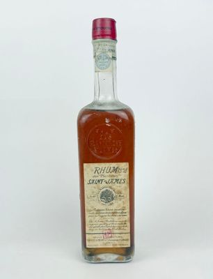une image représentant une bouteille de rhum sur fond blanc