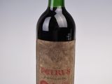 une bouteille de vin posée sur une table