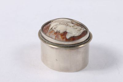 une image représentant une bague en argent sur laquelle figure un aigle