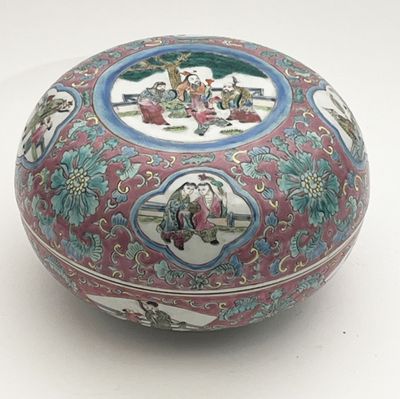 un bol rouge et bleu posé sur une surface blanche