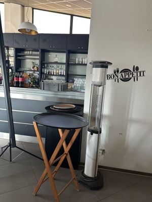 un bar avec un tabouret et une table dans la pièce