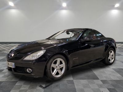 une photo d'une voiture de sport noire garée dans un garage