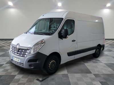 la photo d'une camionnette blanche sur un sol en damier