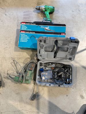 une boîte à outils posée par terre à côté d'autres outils