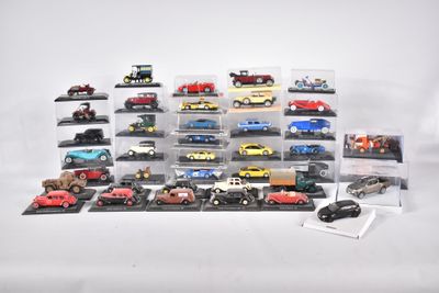 un grand nombre de voitures-jouets dans une vitrine