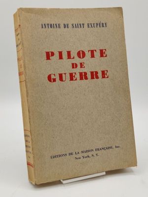 un vieux livre posé sur une table à côté d'un fond blanc