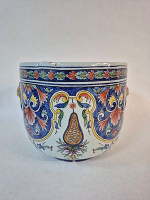 J/ Cache-pot en faïence à décor en vieux Rouen et orné de tê…