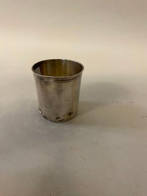 une coupe en argent posée sur une table