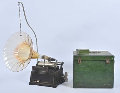 une petite boîte verte et un gramophone à l'ancienne