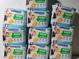 plusieurs paquets de couches pour bébés empilés les uns sur les autres