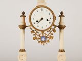 une horloge posée sur une table