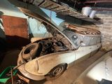 une voiture garée dans le garage, le capot ouvert