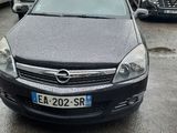 des voitures garées sur un parking devant une camionnette blanche
