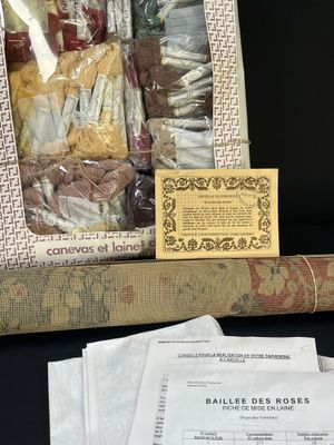 une boîte de nourriture posée sur une table