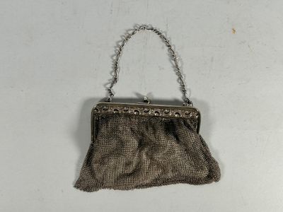 Pochette en maille d'argent doublée de soie. Poinçon charançon. Poids  - Photo 1