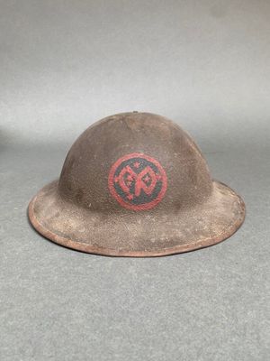 un vieux casque orné d'un symbole rouge et noir