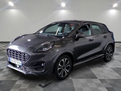 La nouvelle Ford Kadgo est garée dans un showroom.