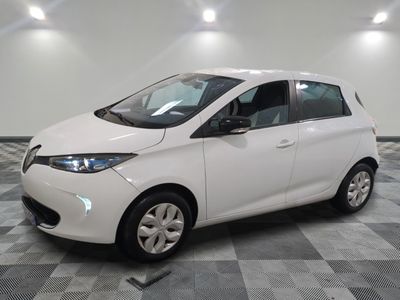 la photo d'une voiture blanche garée dans un garage