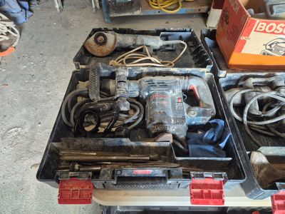 de nombreux outils posés sur une table
