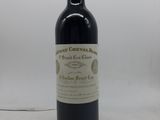 une bouteille de vin posée sur une table
