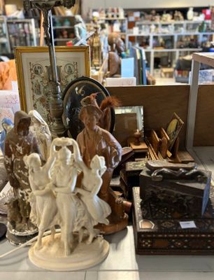 Plusieurs figurines sont posées sur une table dans un magasin