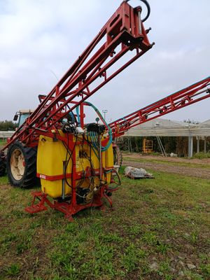 un tracteur équipé d'un pulvérisateur dans un champ