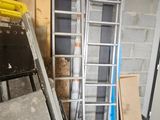 une échelle adossée au mur d'une pièce