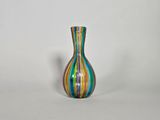 un vase en verre multicolore sur fond blanc
