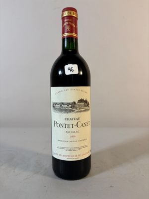 une bouteille de vin posée sur une table